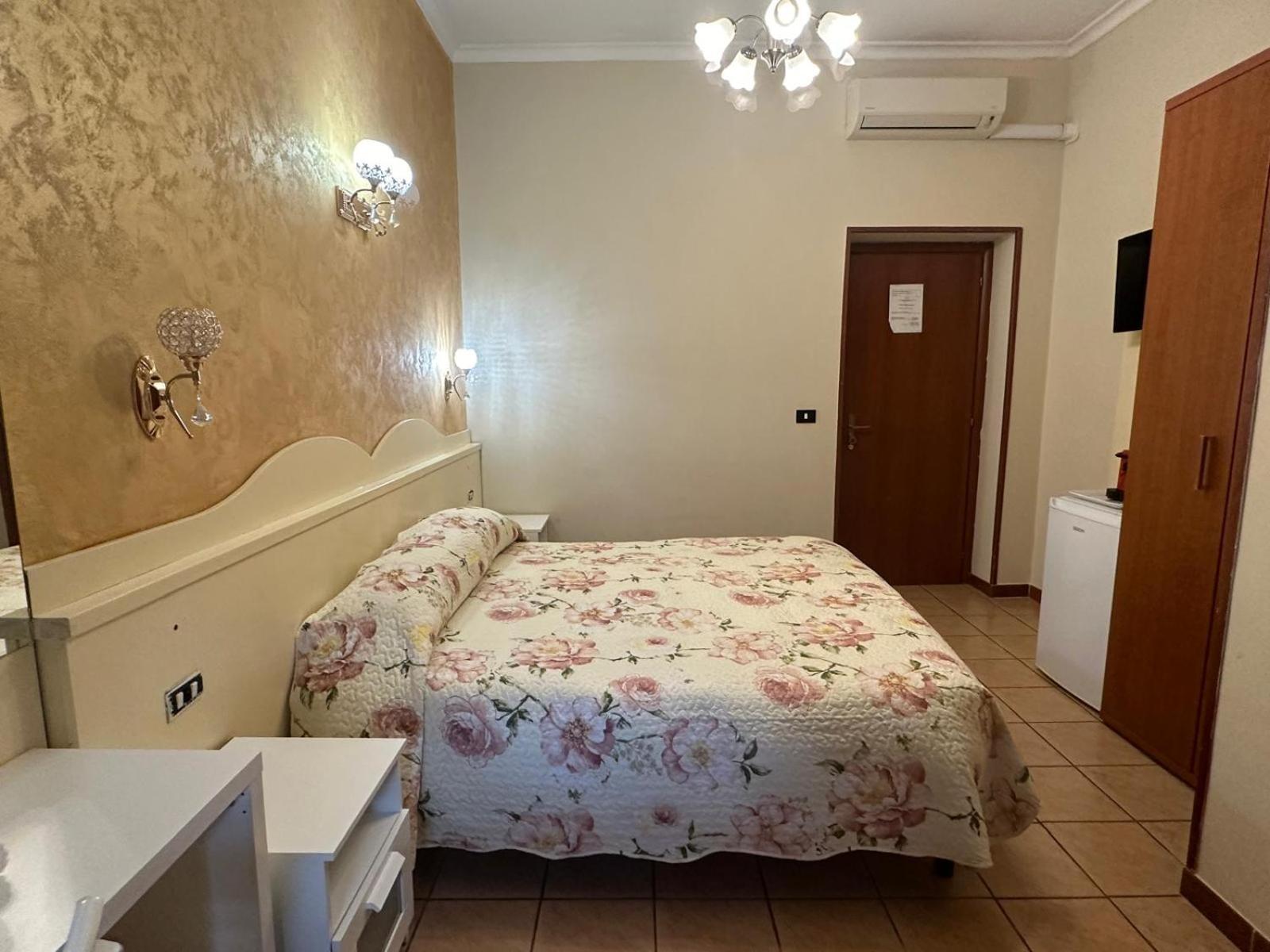 Отель Near Termini Station Рим Экстерьер фото